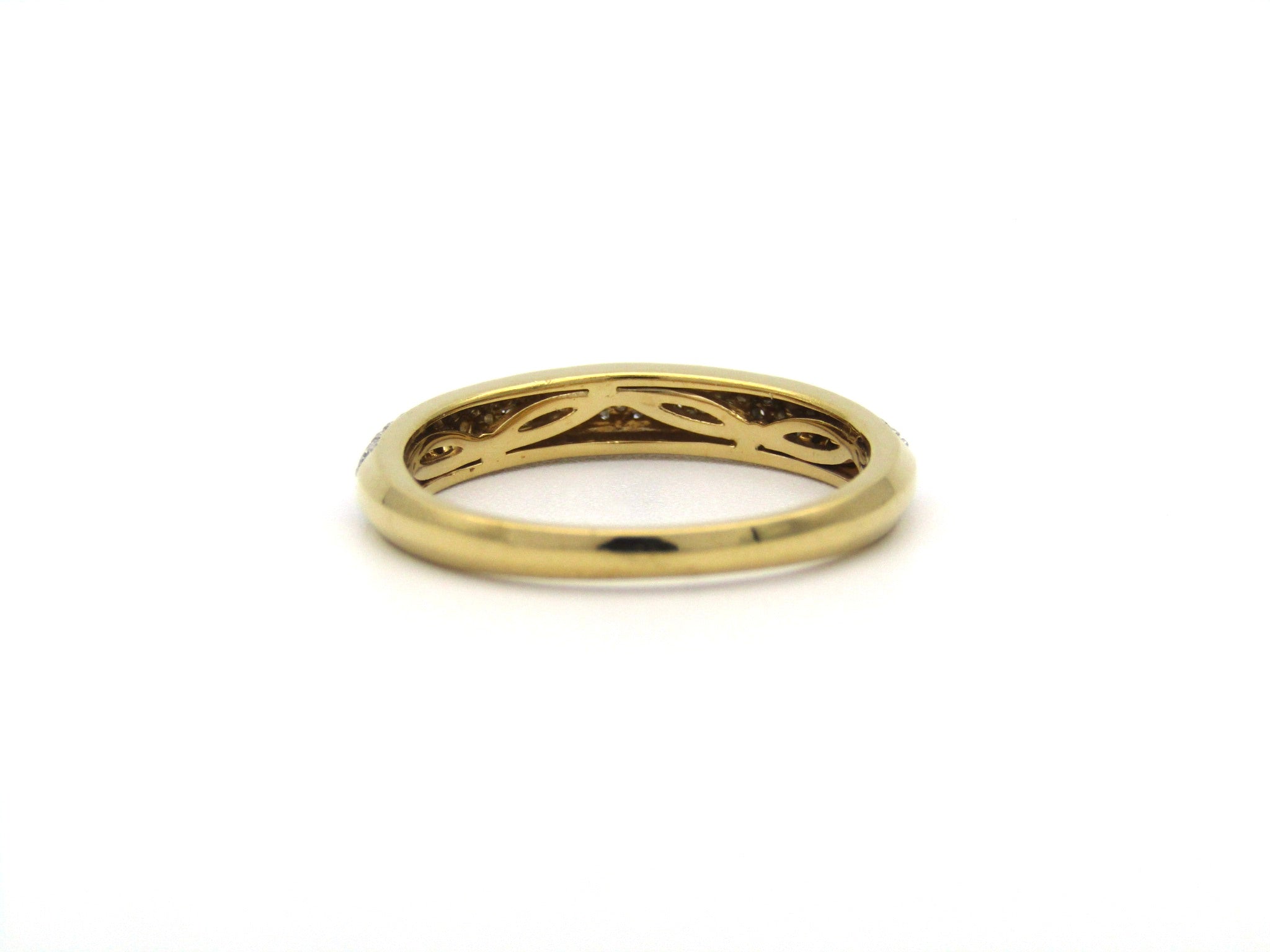 18K gold pavé diamond ring.