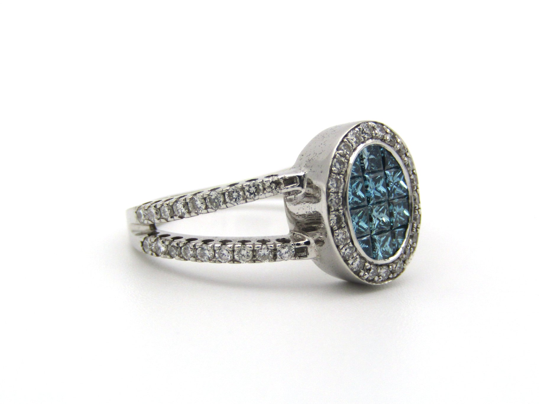 18K gold blue and colourless diamond ring.