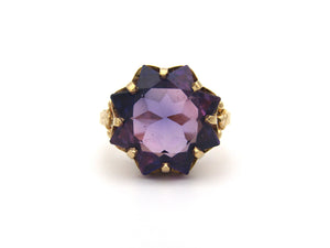 9K gold synthetic colour-change sapphire ring.